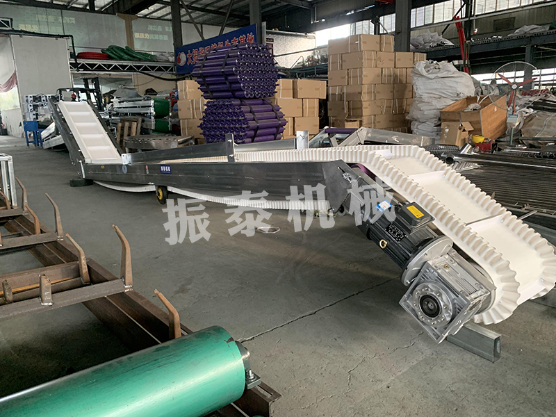 大傾角裙邊皮帶輸送機生產(chǎn)已完成，檢測合格，發(fā)往金昌！