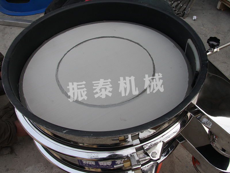 用特氟龍?zhí)幚磉^(guò)的不銹鋼振動(dòng)篩的行業(yè)應(yīng)用及優(yōu)勢(shì)